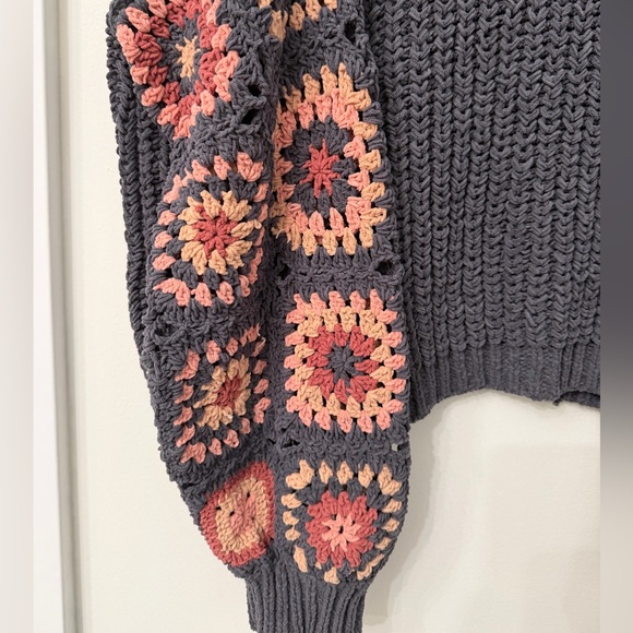 POL  Oversized GrayV-Neck Floral Sleeves Sweater Size Small - Picture 4 of 10